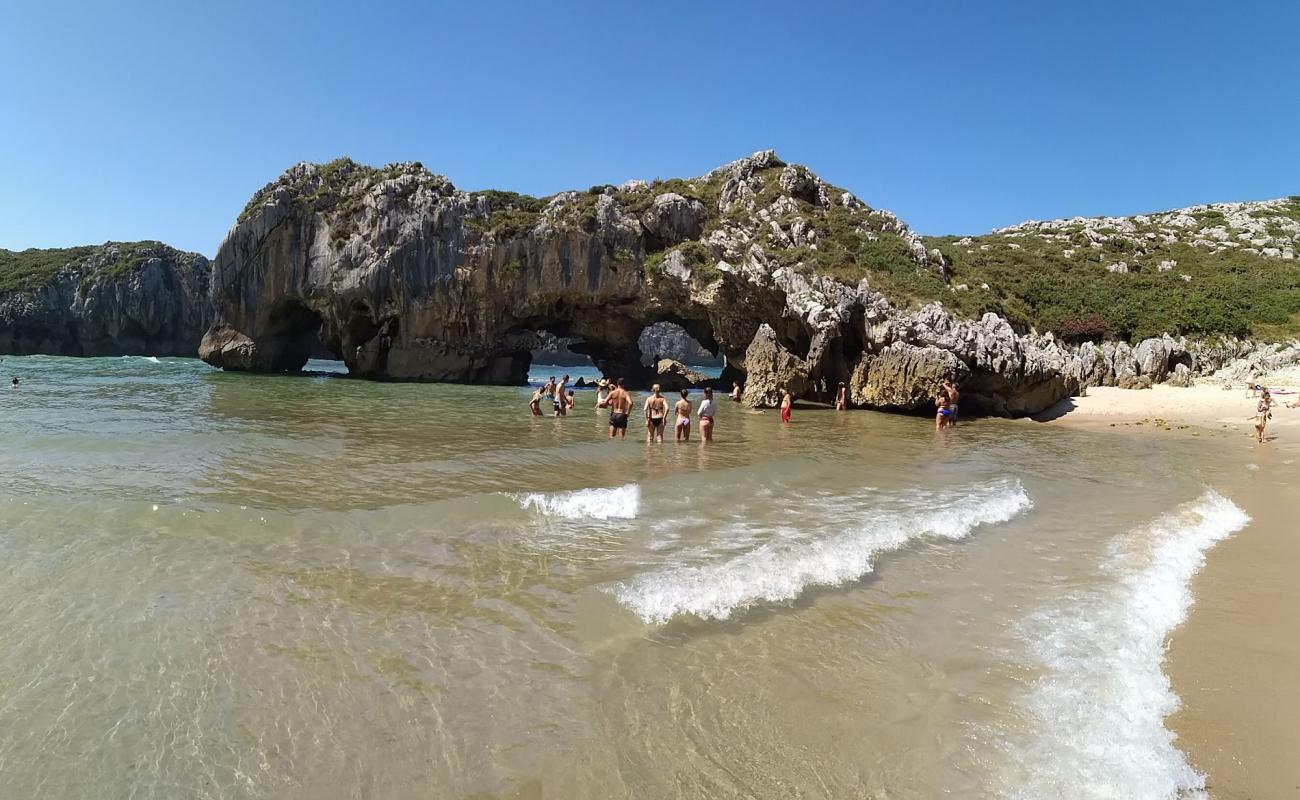 Photo de Cuevas del Mar avec sable lumineux de surface