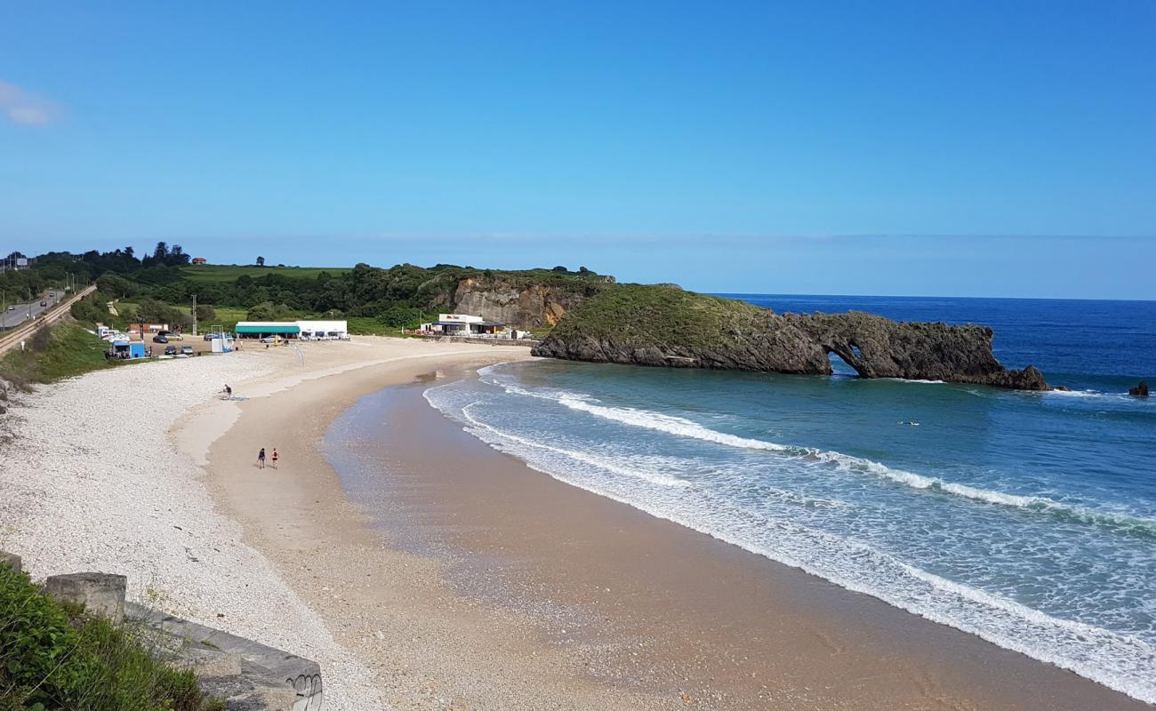 Photo de Playa de San Antolin avec sable clair avec caillou de surface