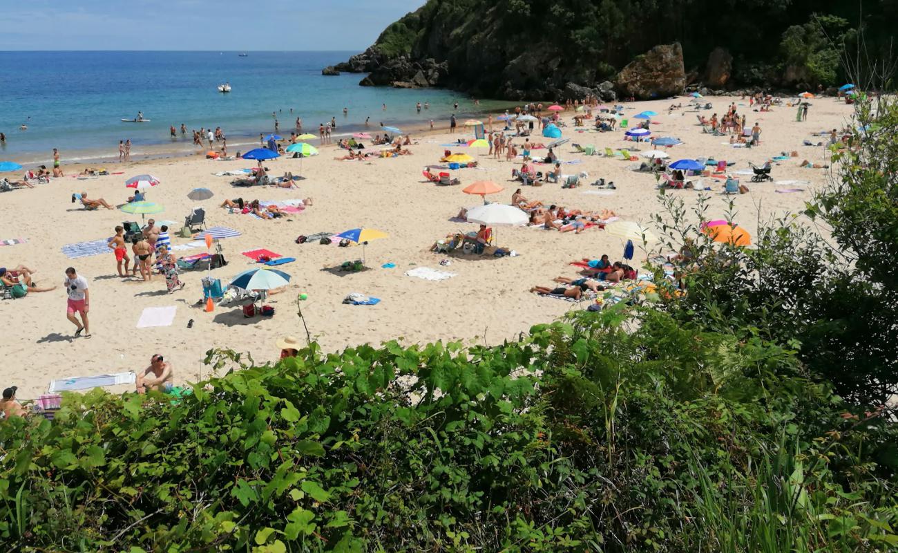 Photo de Playa de Toranza avec sable fin blanc de surface