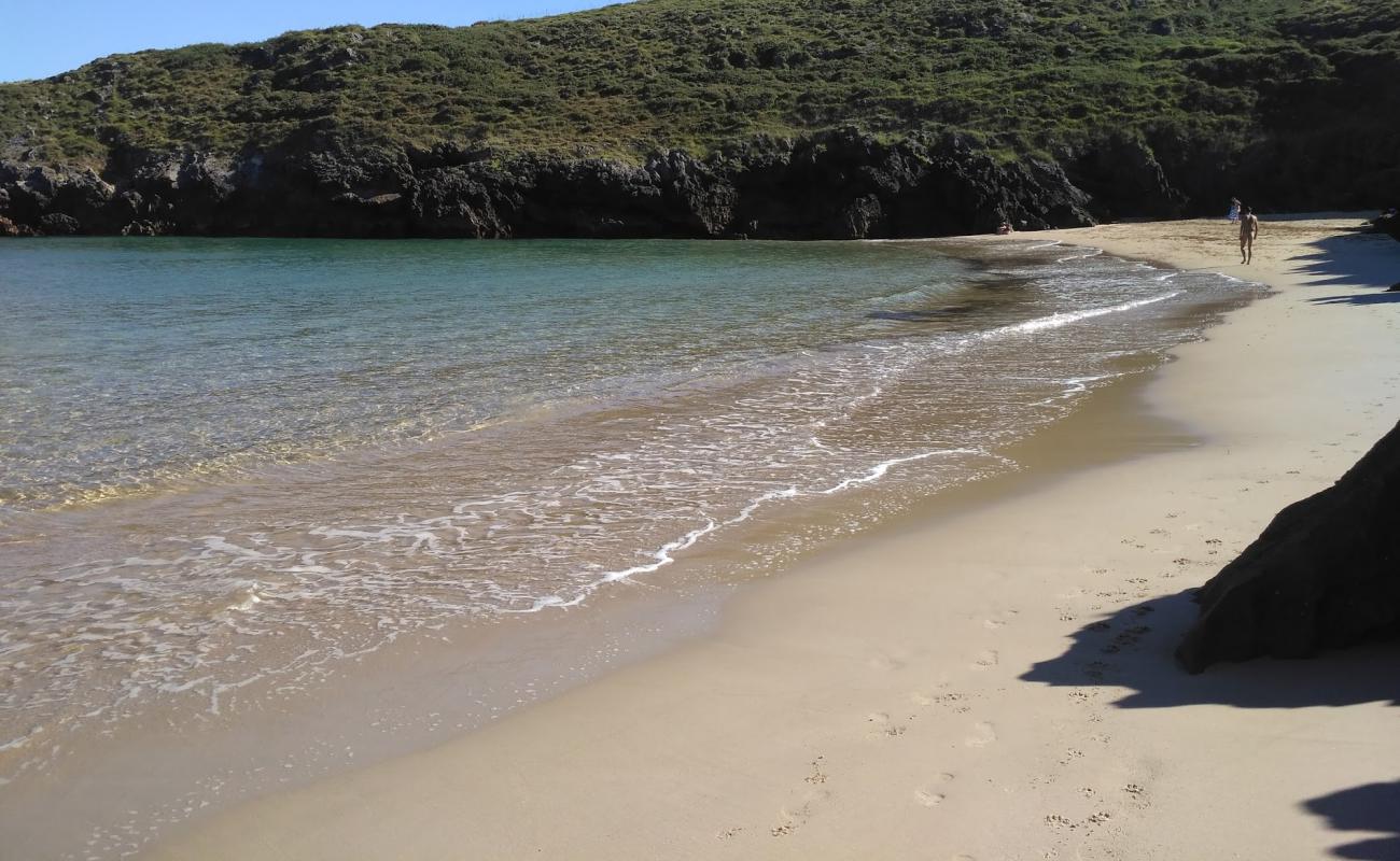 Photo de Playa de la Tayada avec sable lumineux de surface