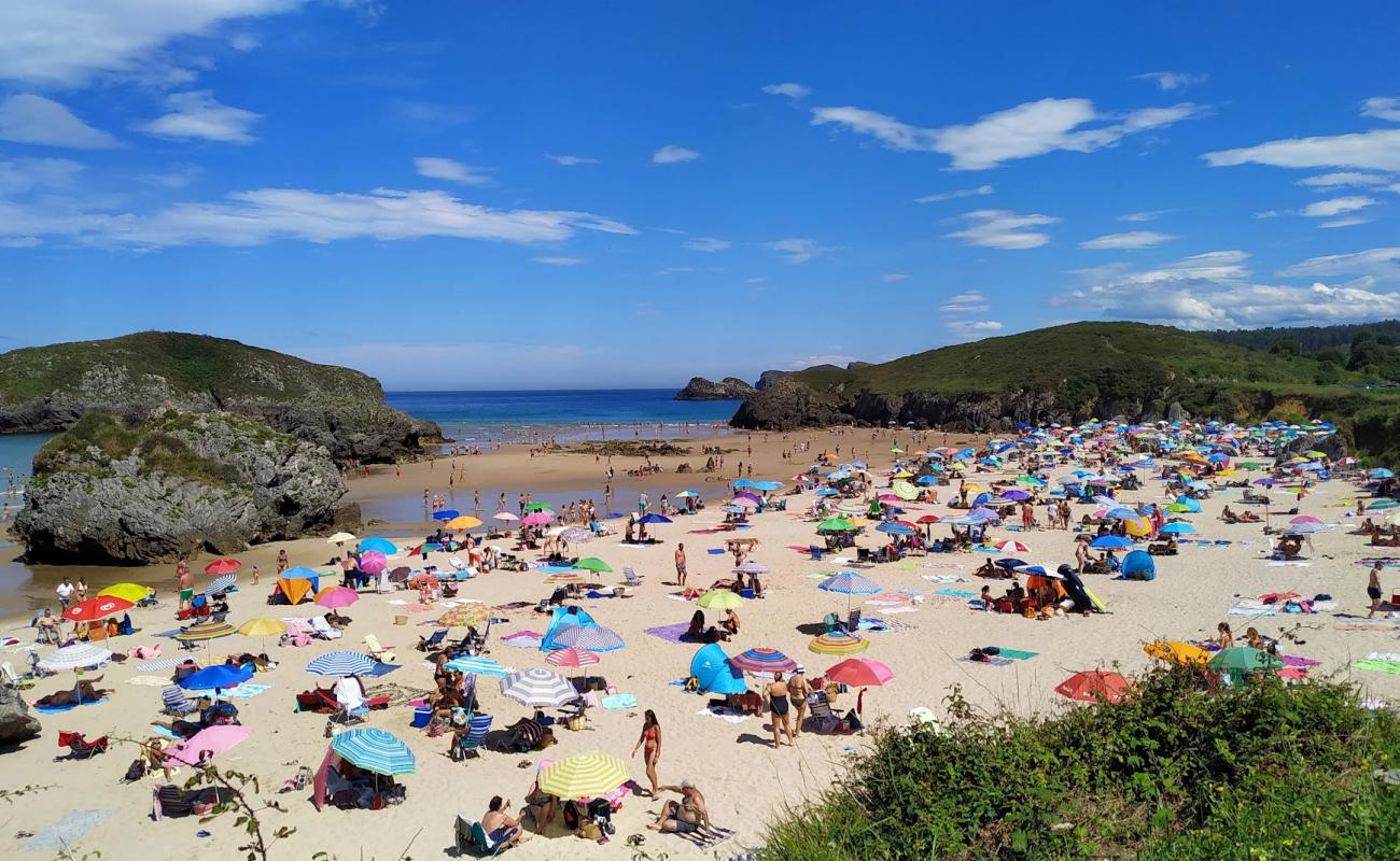 Photo de Playa de Borizo avec sable fin et lumineux de surface