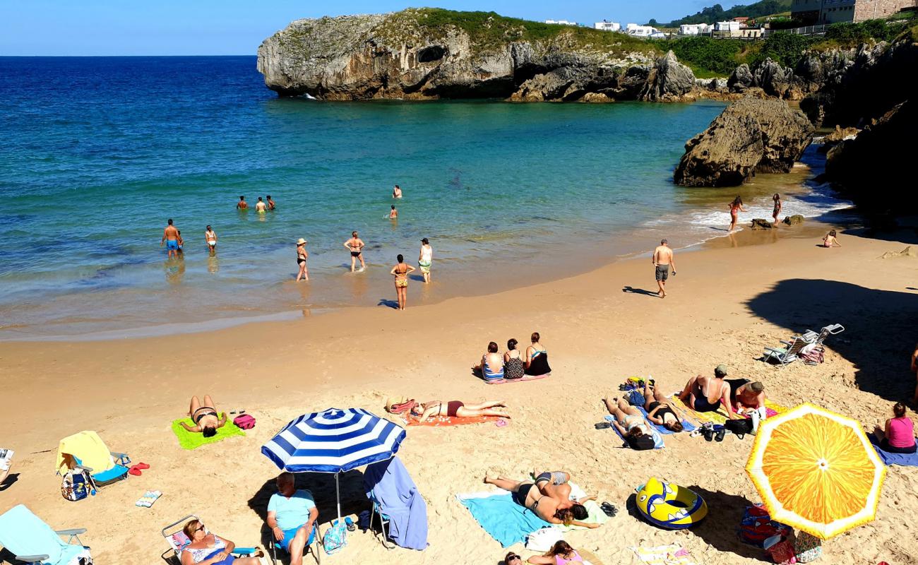 Photo de Playa de Puerto Chico avec sable fin et lumineux de surface