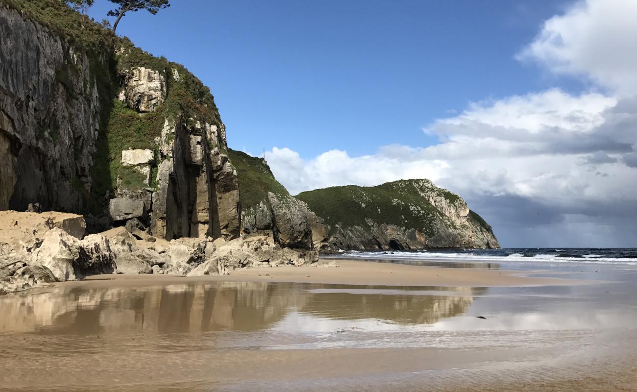 Photo de Playa de Vidiago avec sable lumineux de surface