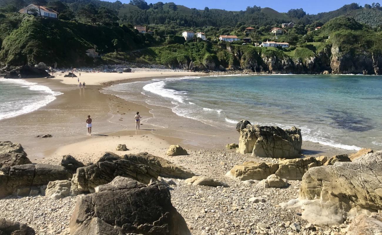 Photo de Playa de Amio avec sable fin et lumineux de surface