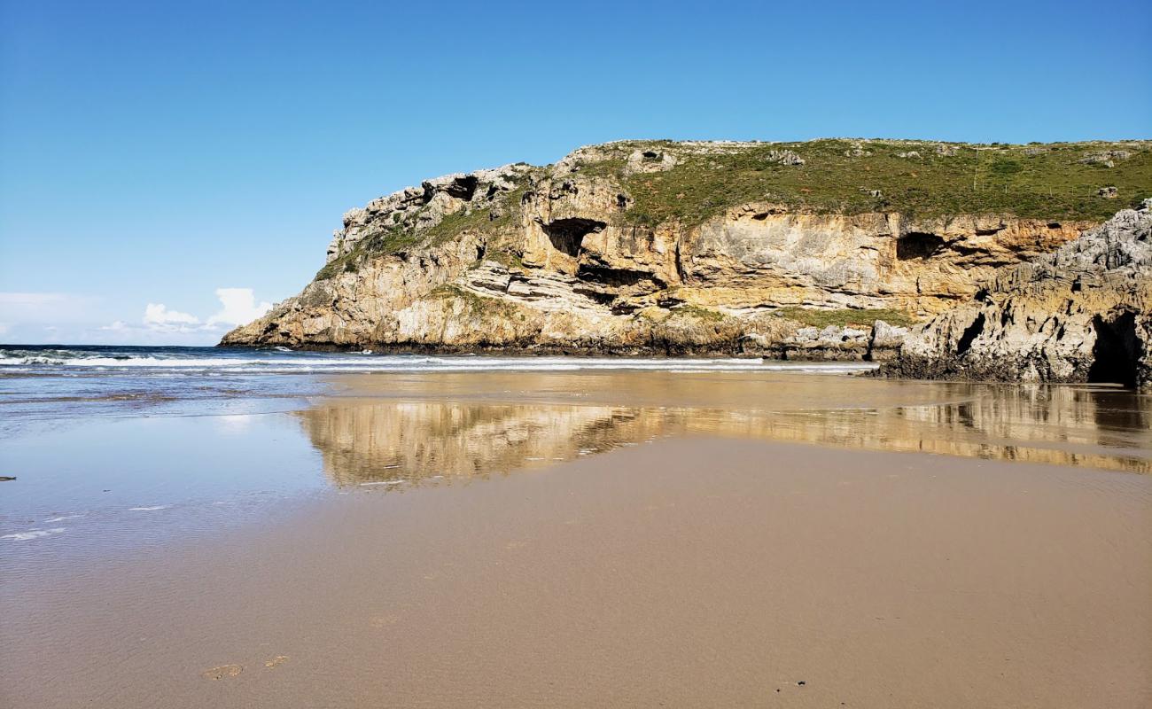 Photo de Playa de Fuentes avec sable fin et lumineux de surface