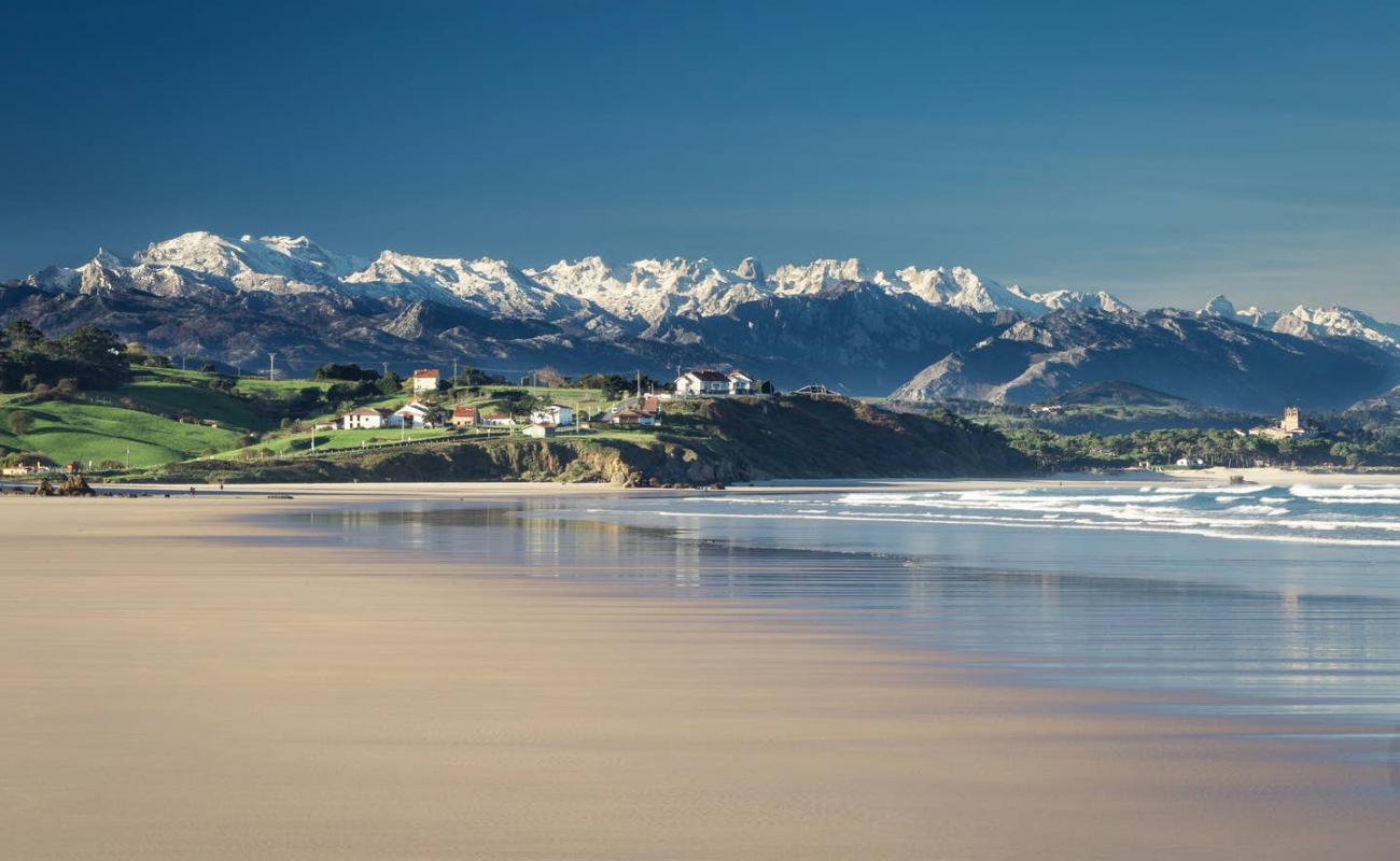 Photo de Playa de Gerra avec sable fin et lumineux de surface