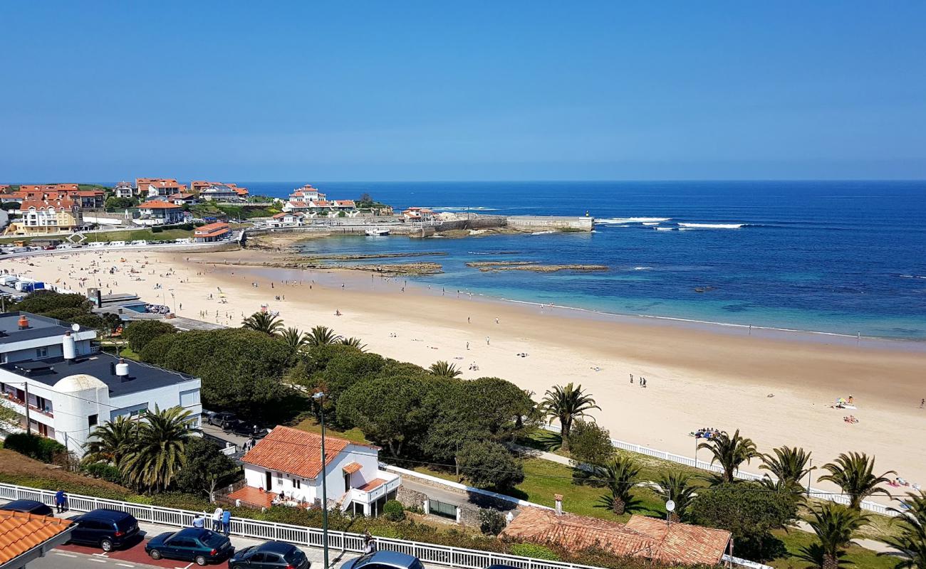 Photo de Plage de Comillas avec sable fin et lumineux de surface