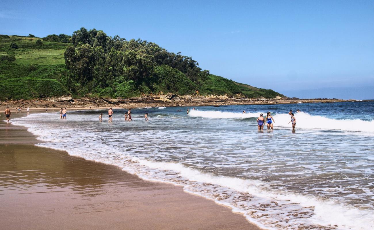 Photo de Playa de Luana avec sable fin et lumineux de surface