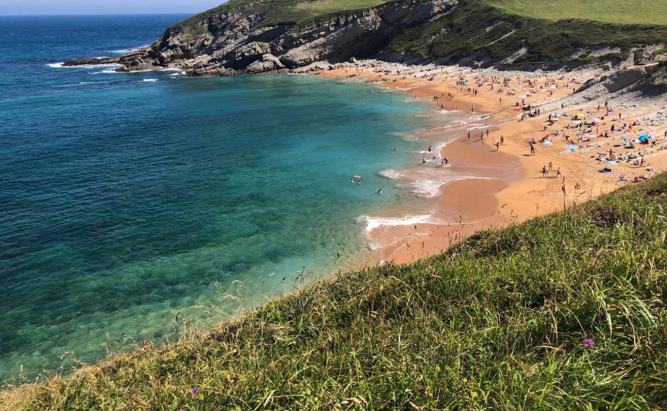 Photo de Playa de Tagle avec sable lumineux de surface