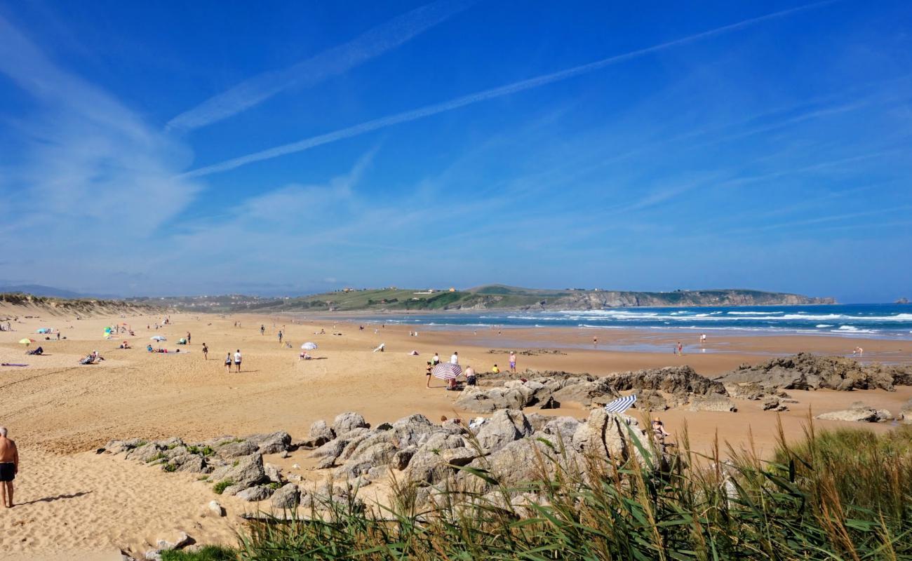 Photo de Plage de Liencres avec sable brun de surface