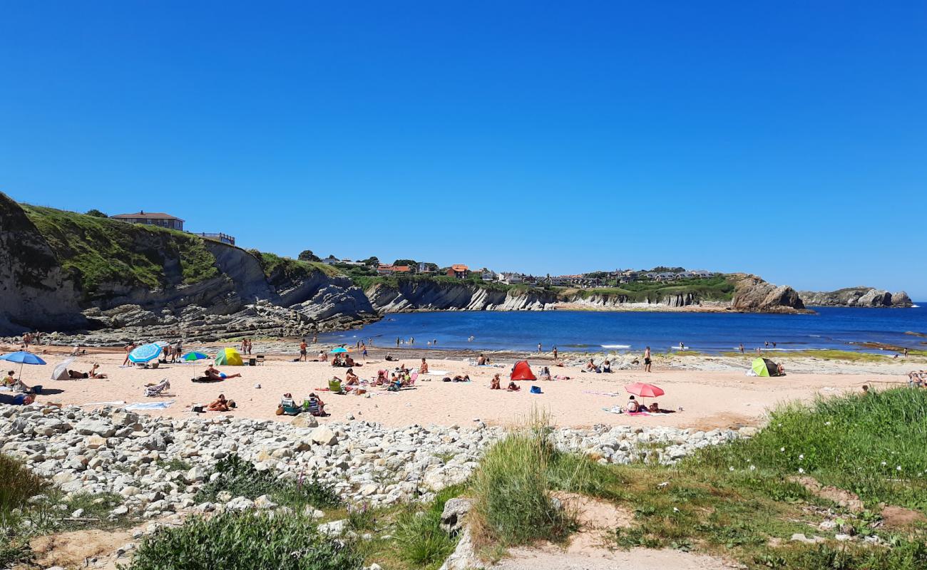 Photo de Playa de Portio avec sable fin et lumineux de surface