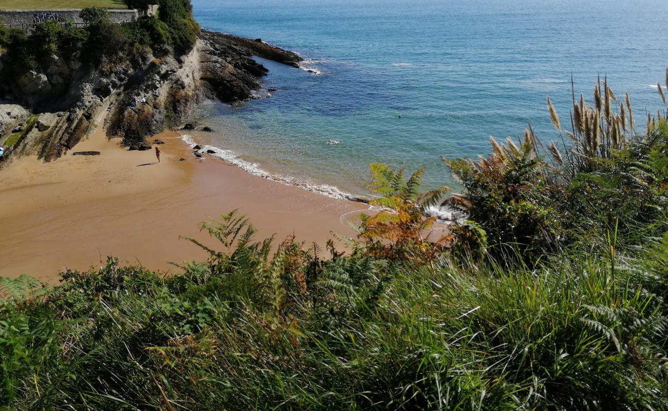 Photo de Playa de Los Molinucos avec sable beige de surface