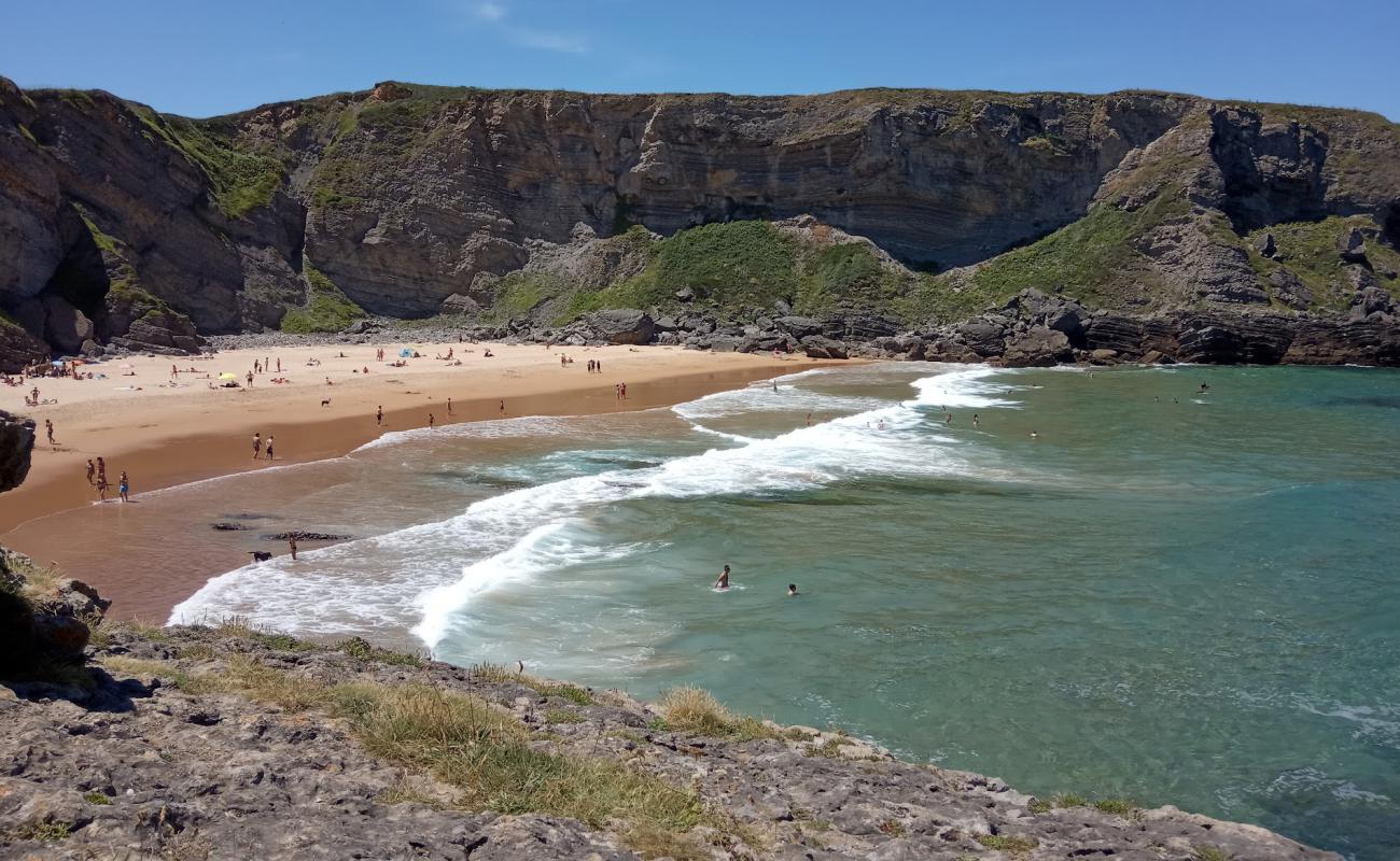 Photo de Playa de Antuerta avec sable fin et lumineux de surface