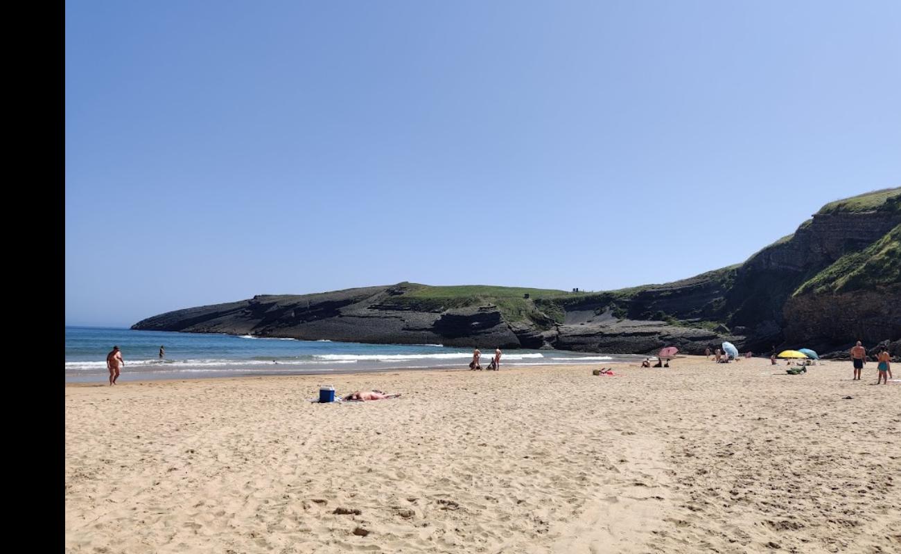 Photo de Playa de Cuberris avec sable fin et lumineux de surface