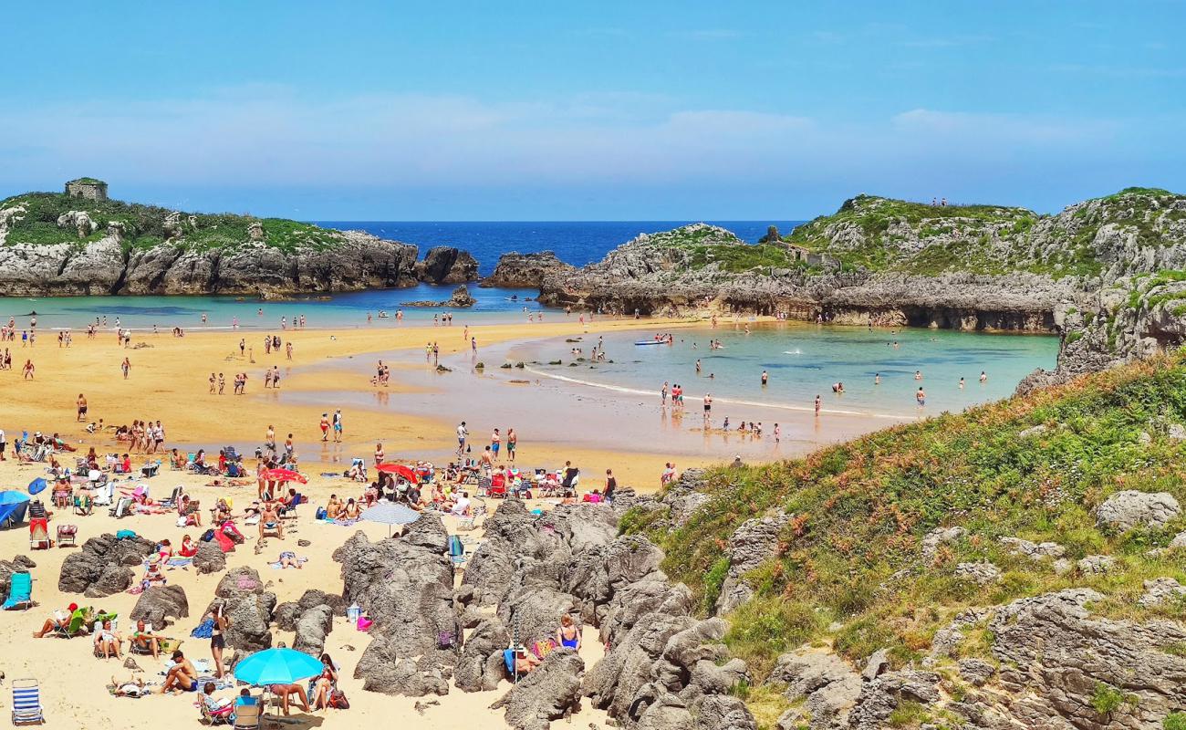 Photo de Playa de Ris avec sable fin marron de surface