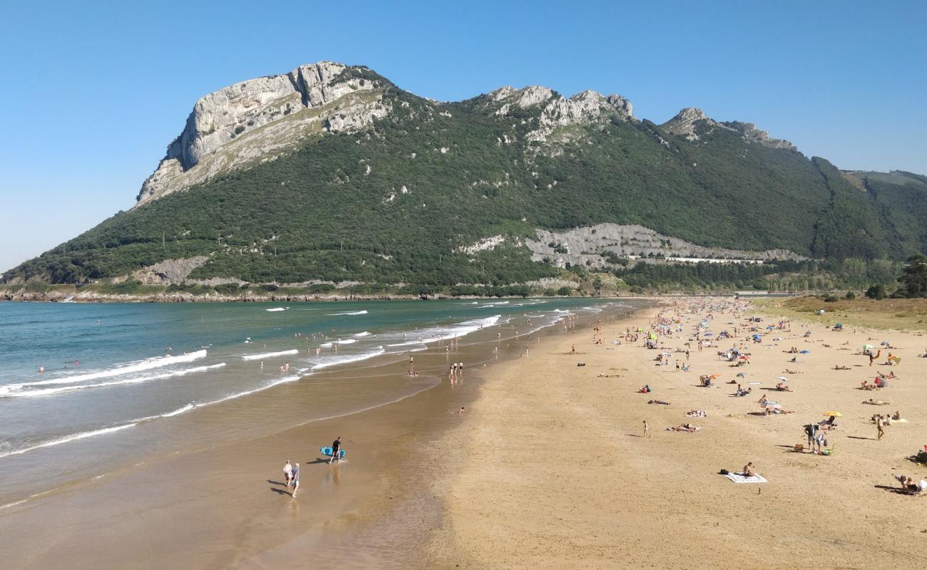 Photo de Plage d'Orinon avec sable beige de surface