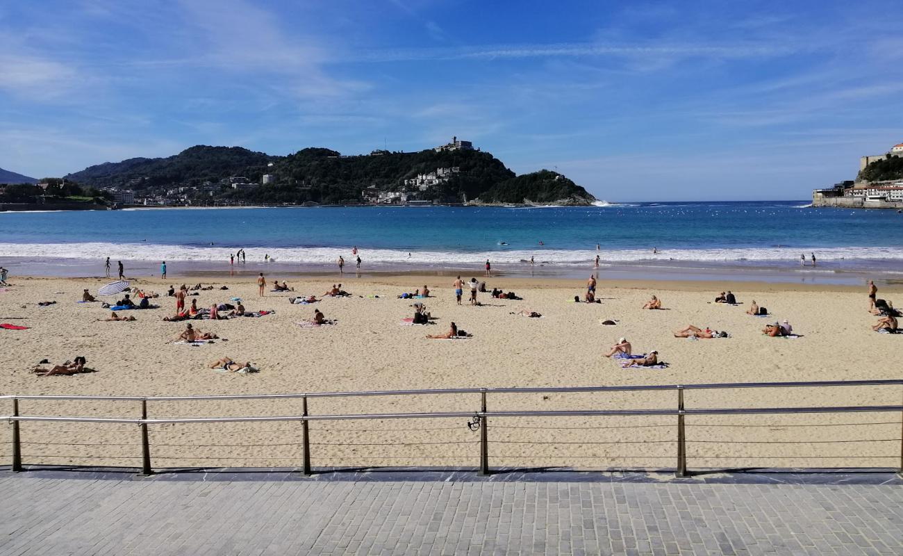 Photo de Playa de Ereaga avec sable beige fin de surface