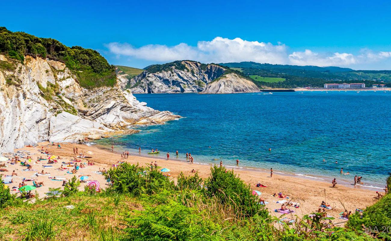 Photo de Playa De Muriola avec sable beige de surface