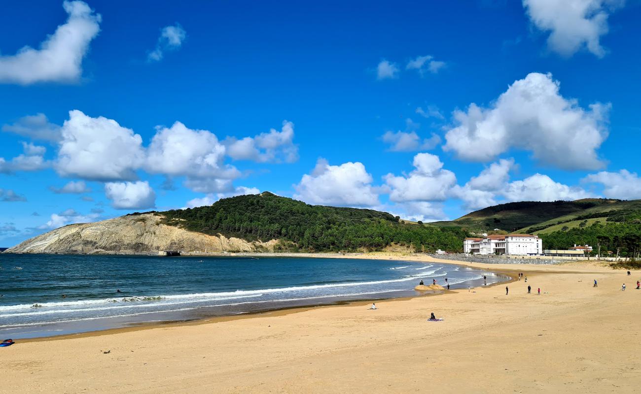 Photo de Plage de Plentzia avec sable beige fin de surface