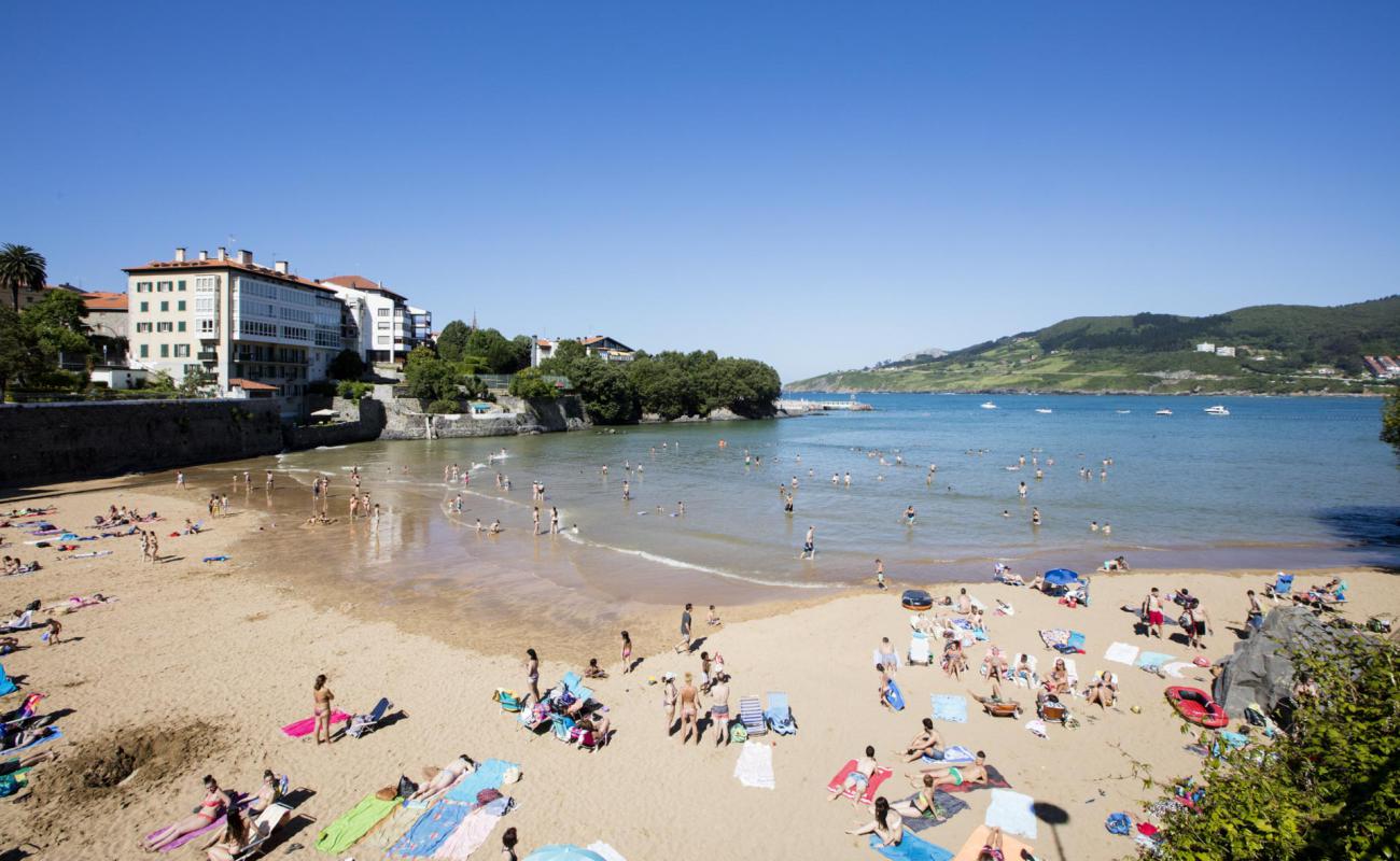 Photo de Playa de Mundaka avec sable brun de surface