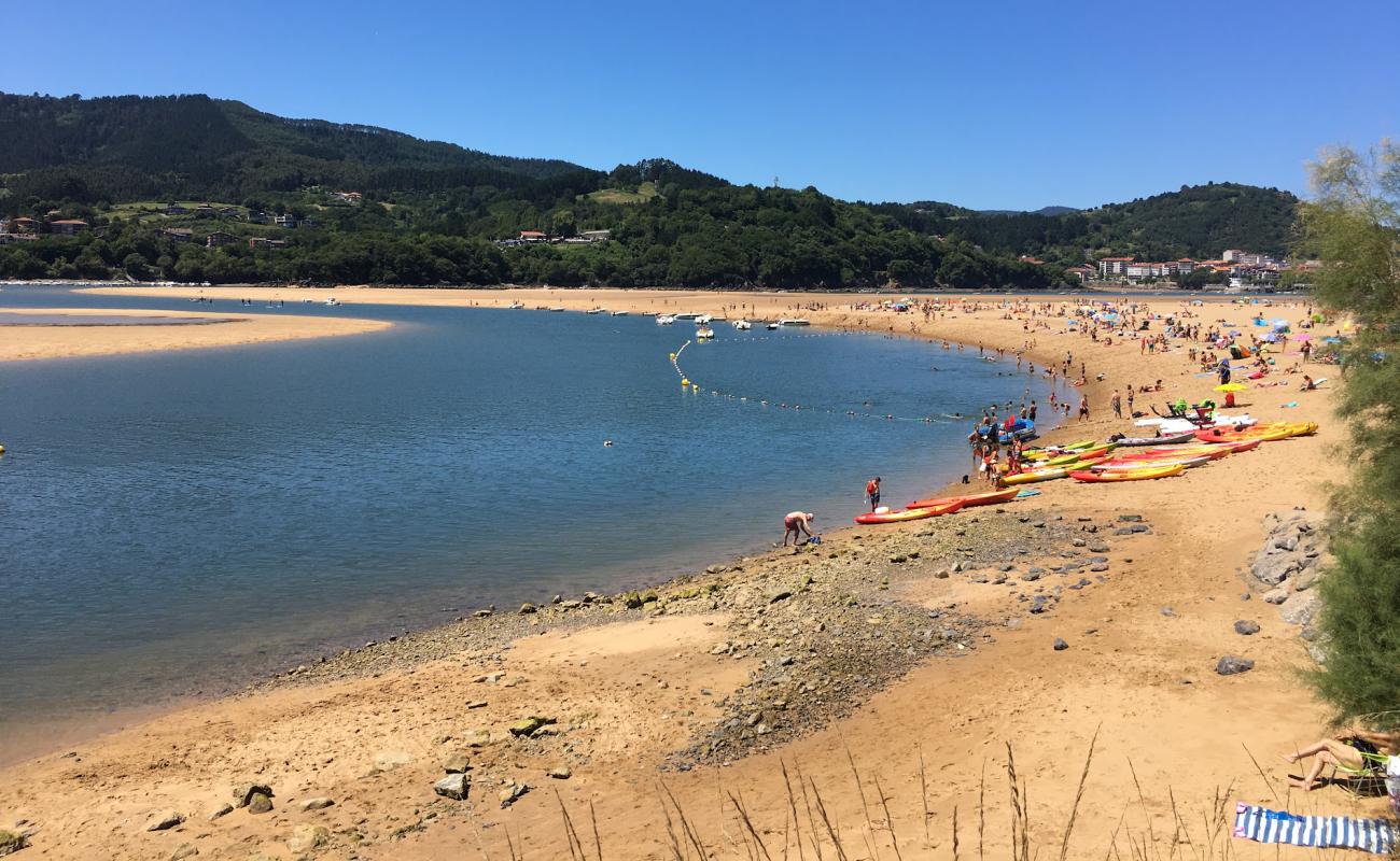 Photo de Laida beach avec sable fin marron de surface