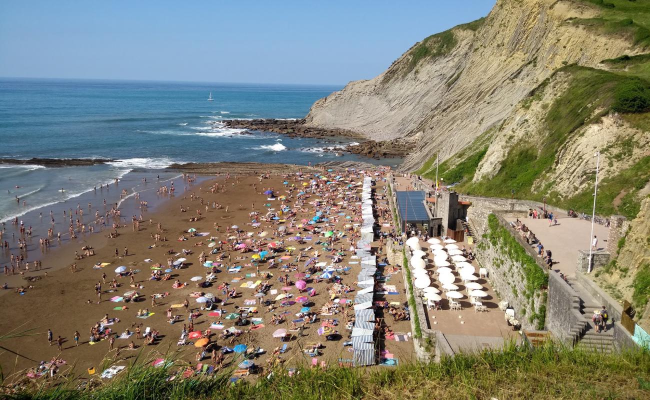 Photo de Playa de Itzurun avec sable fin marron de surface
