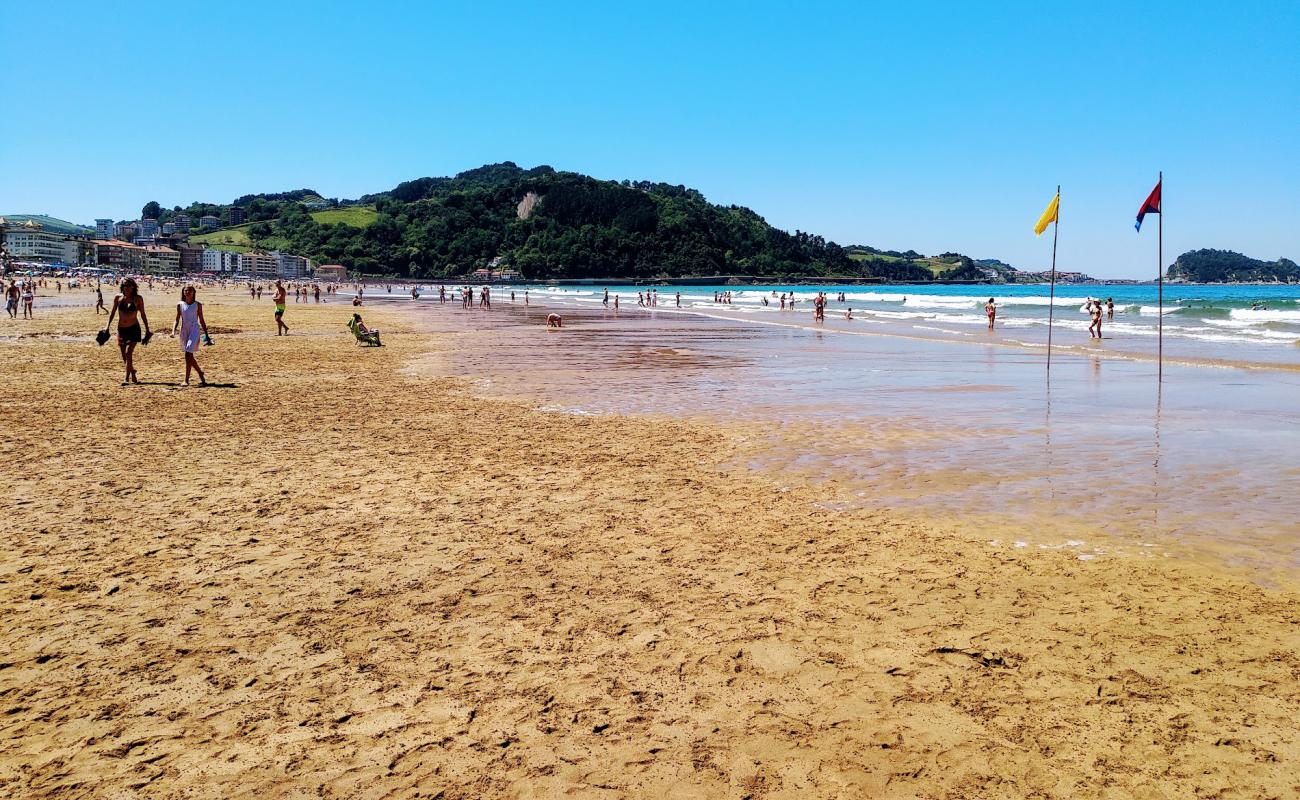 Photo de Plage de Zarautz avec sable fin marron de surface