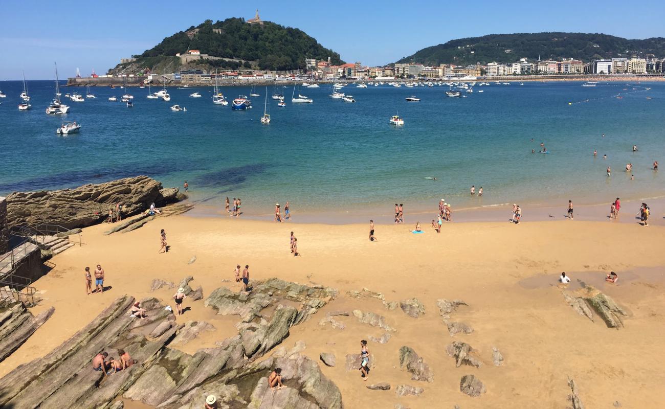 Photo de Plage d'Ondarreta avec sable beige fin de surface
