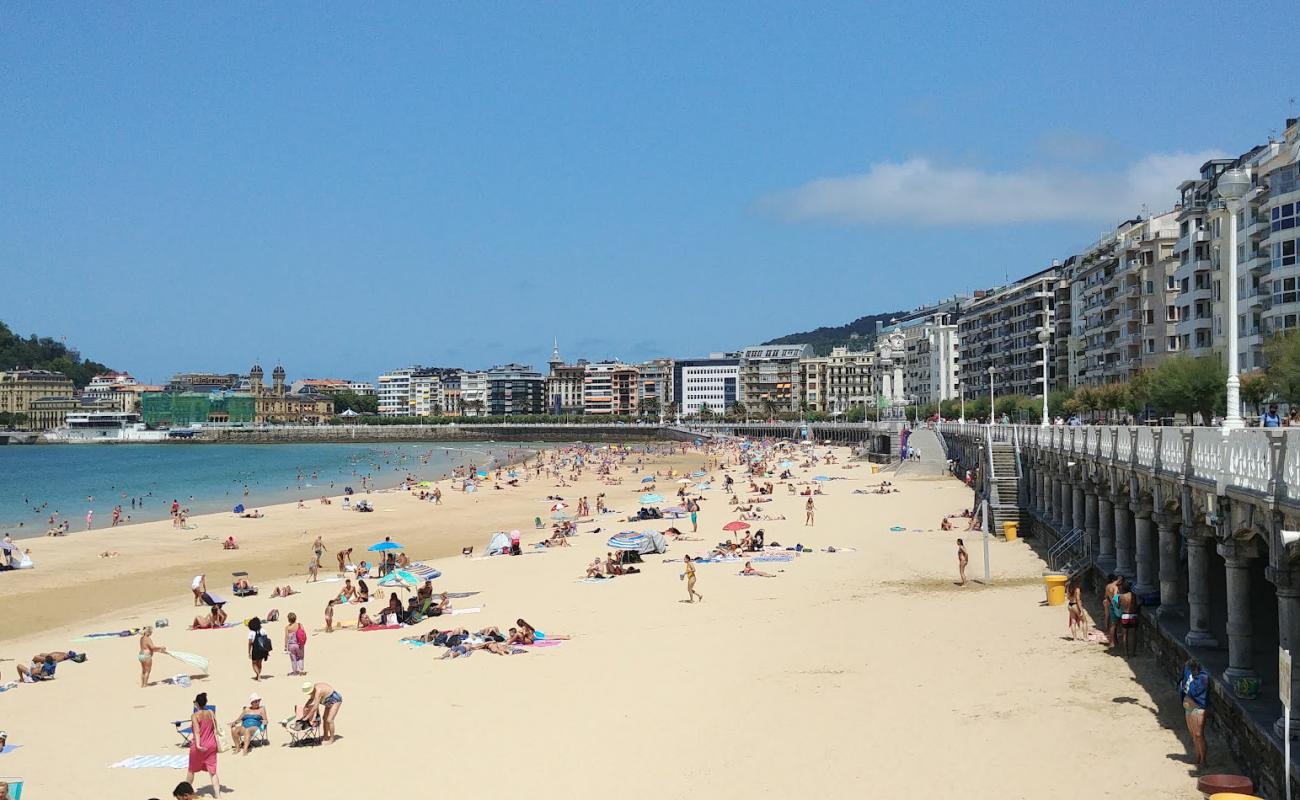 Photo de Playa la Concha avec sable beige fin de surface