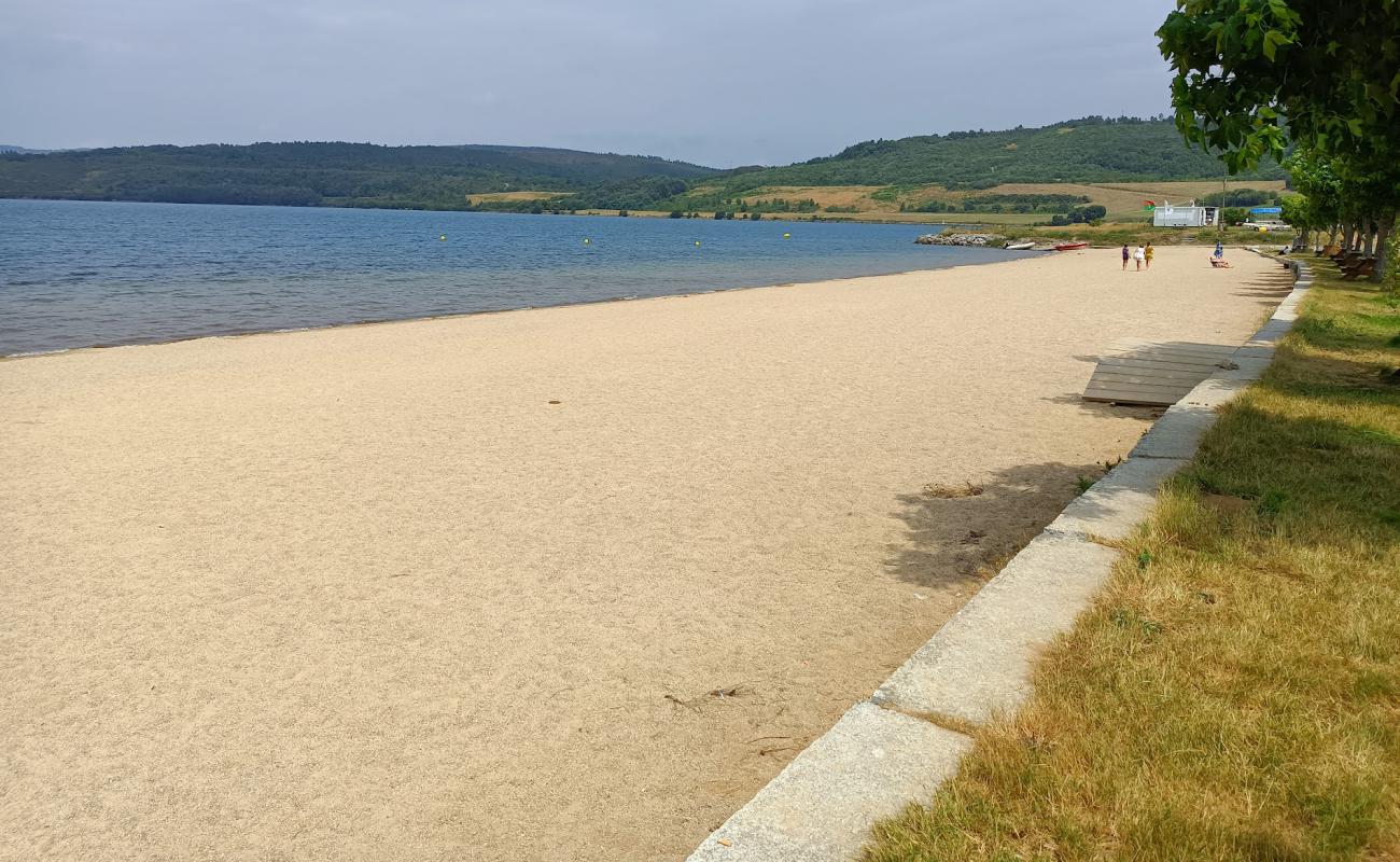 Photo de Playa Del Lago De As Pontes avec sable lumineux de surface