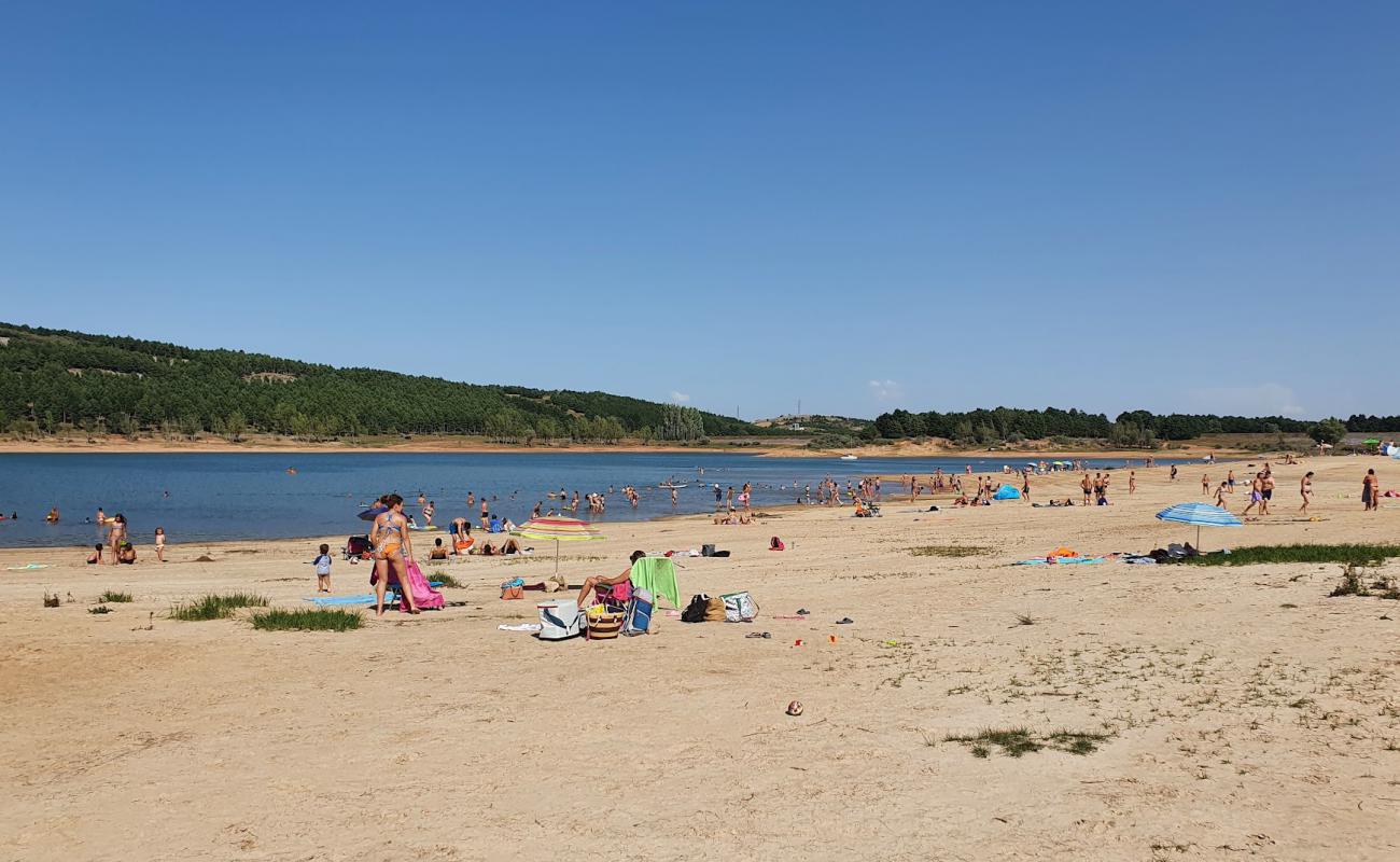 Photo de Embalse de Aguilar Playa avec sable beige de surface