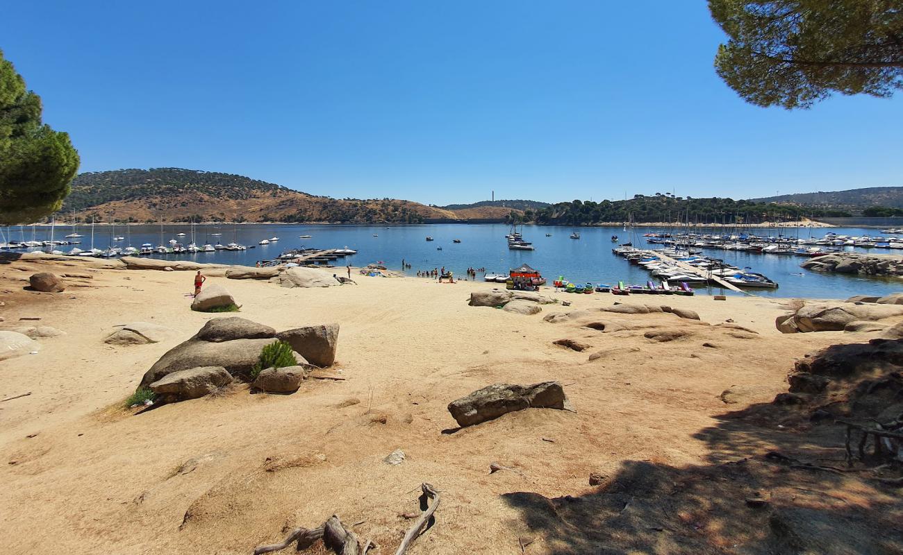 Photo de Zona de bano del embalse avec sable beige de surface