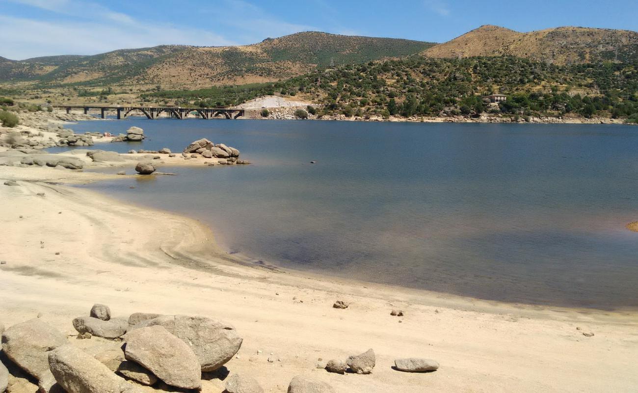 Photo de Embalse De Burgillos avec sable beige de surface