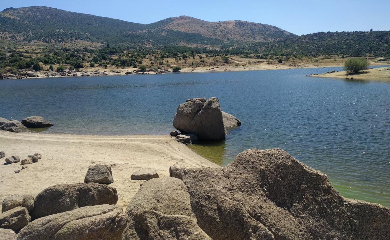 Photo de Embalse el Burguillo avec sable beige de surface