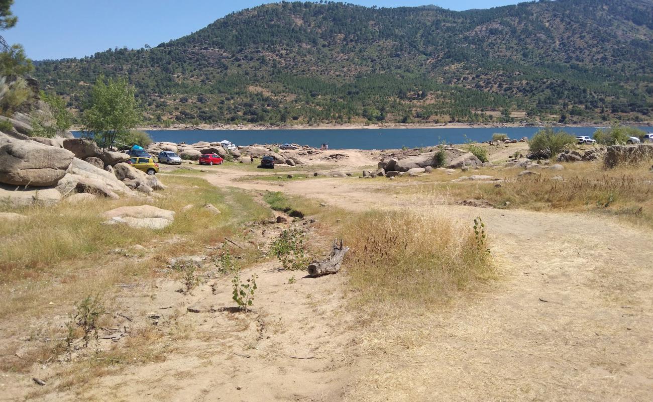 Photo de Camping Pantano del Burguillo avec sable beige & galets de surface