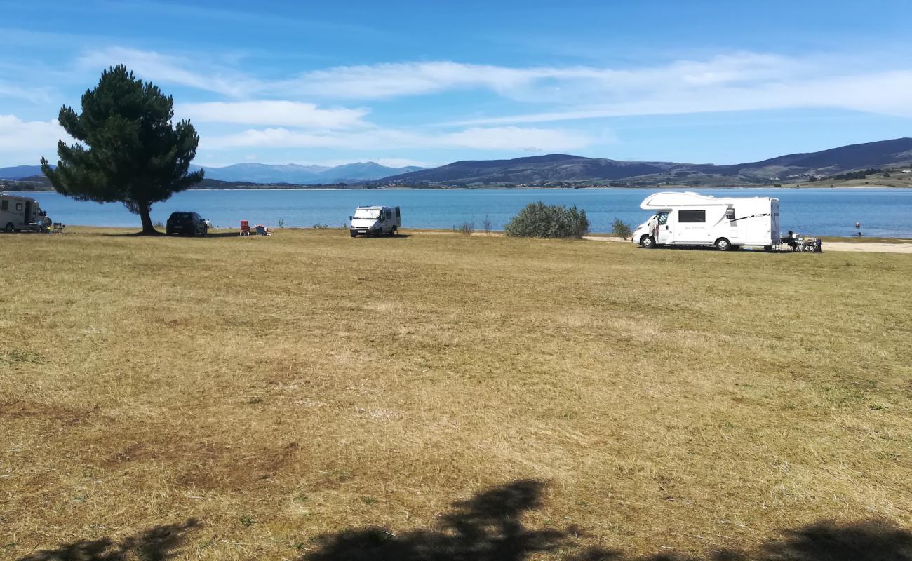 Photo de Playa Embalse del Ebro avec galets beige de surface