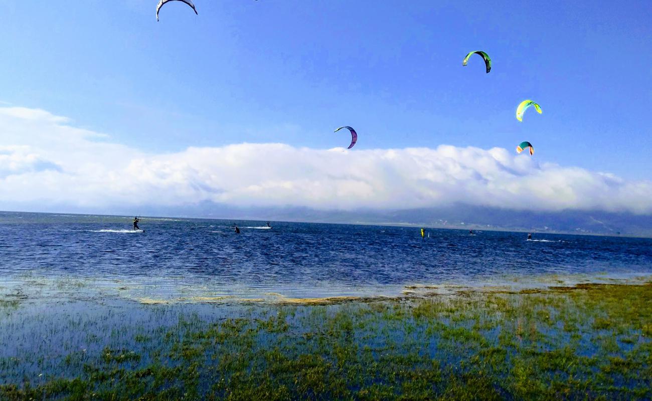 Photo de Kitesurf spot  Embalse del Ebro avec herbe de surface