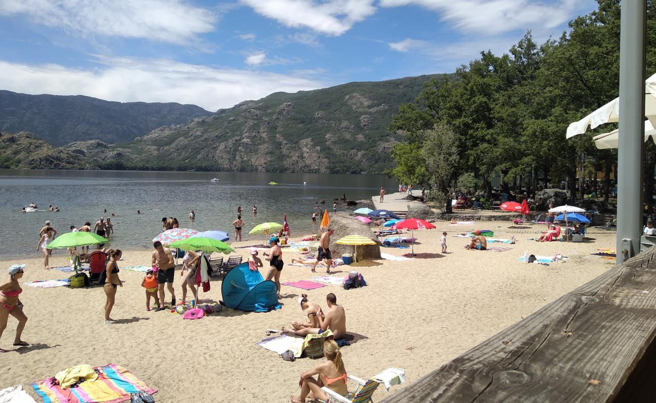 Photo de Praia Viquela Lago de Sanabria avec sable lumineux de surface