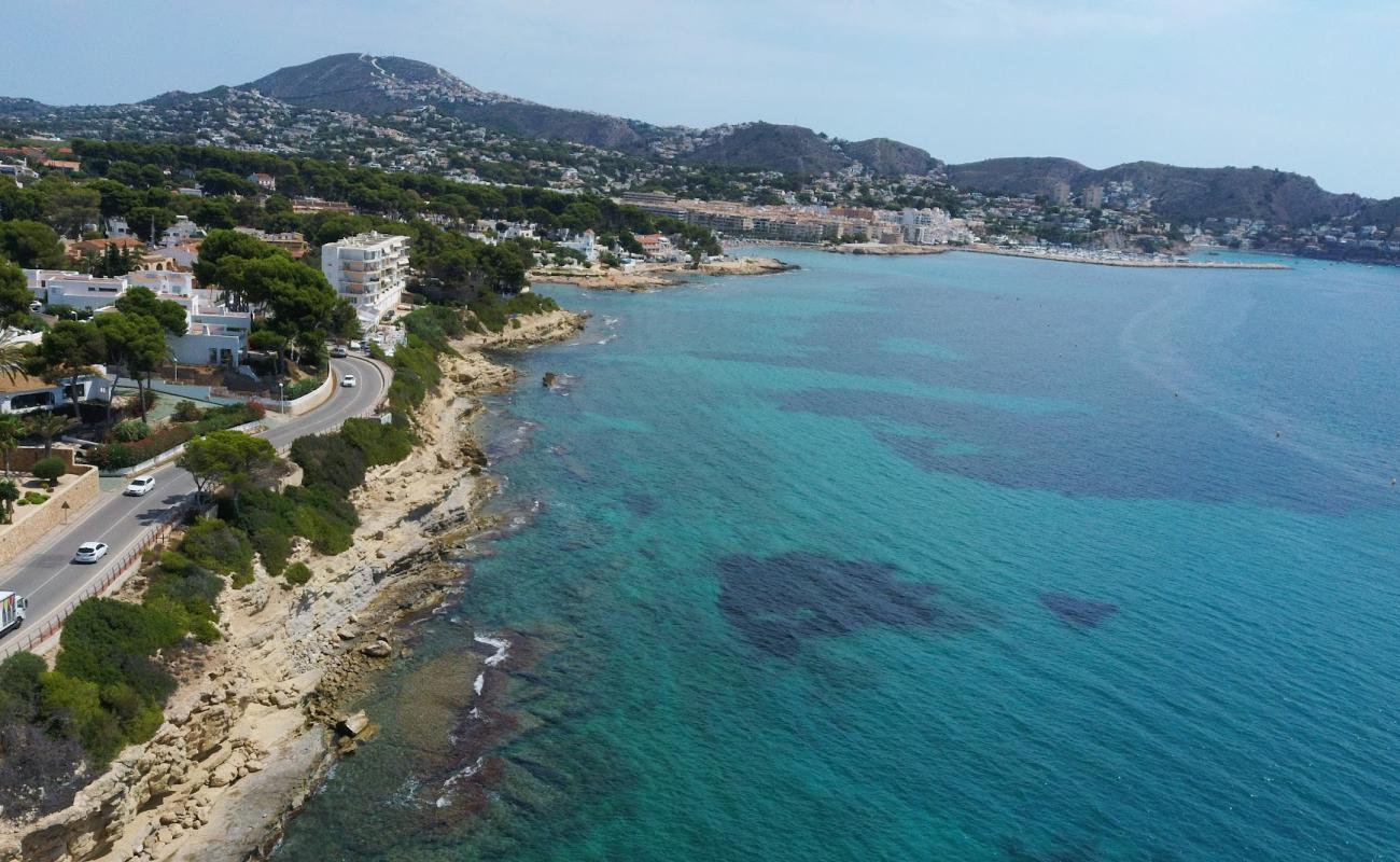 Photo de Plage de Moraira avec roches de surface