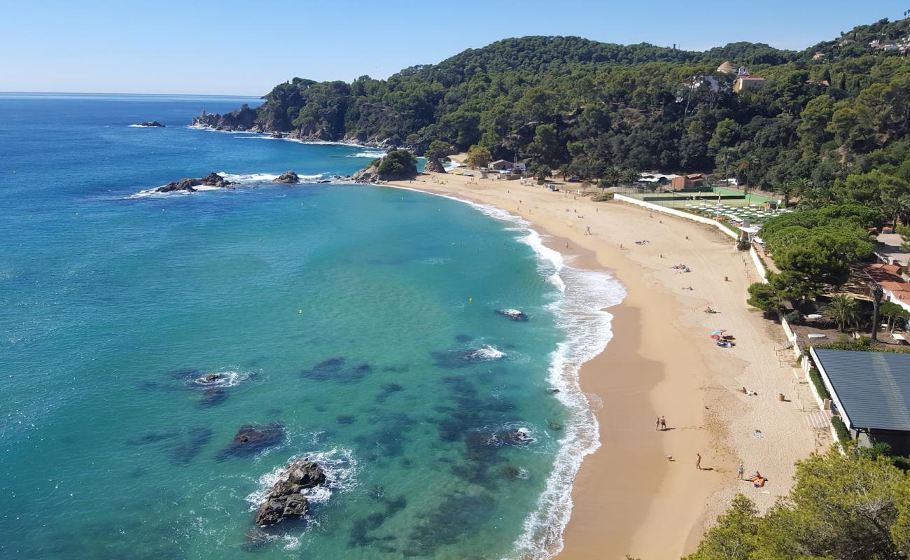 Photo de Playa Santa Cristina avec sable beige de surface