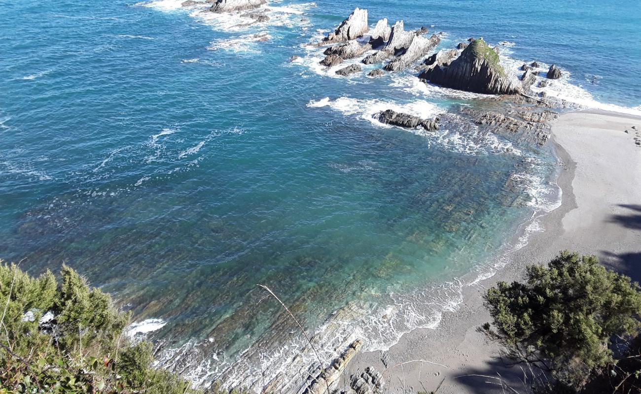 Photo de Playa de Gueirua avec terrain rocheux de surface