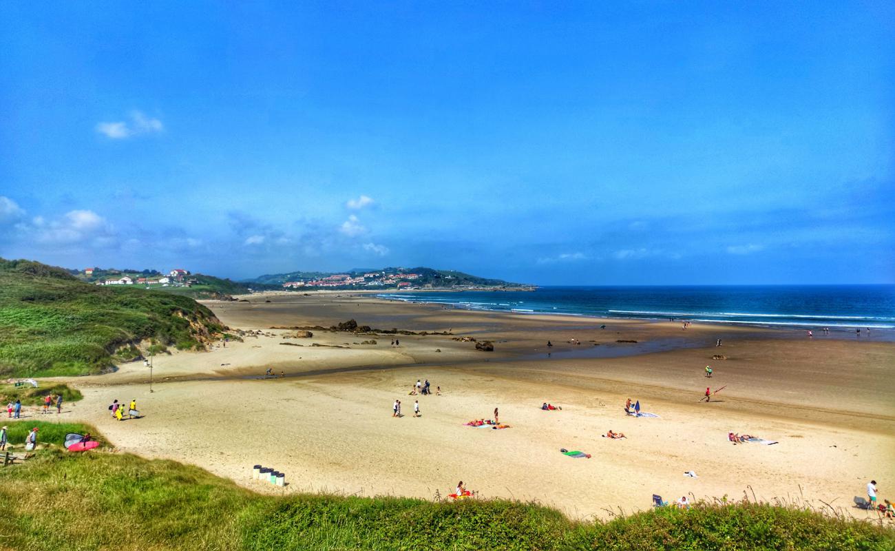 Photo de Playa de Meron avec sable lumineux de surface