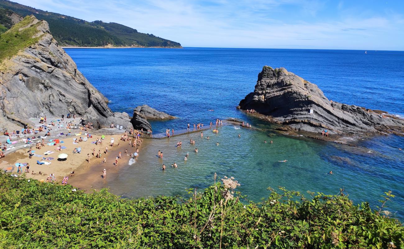 Photo de Plage d'Aritzatxu avec sable beige de surface