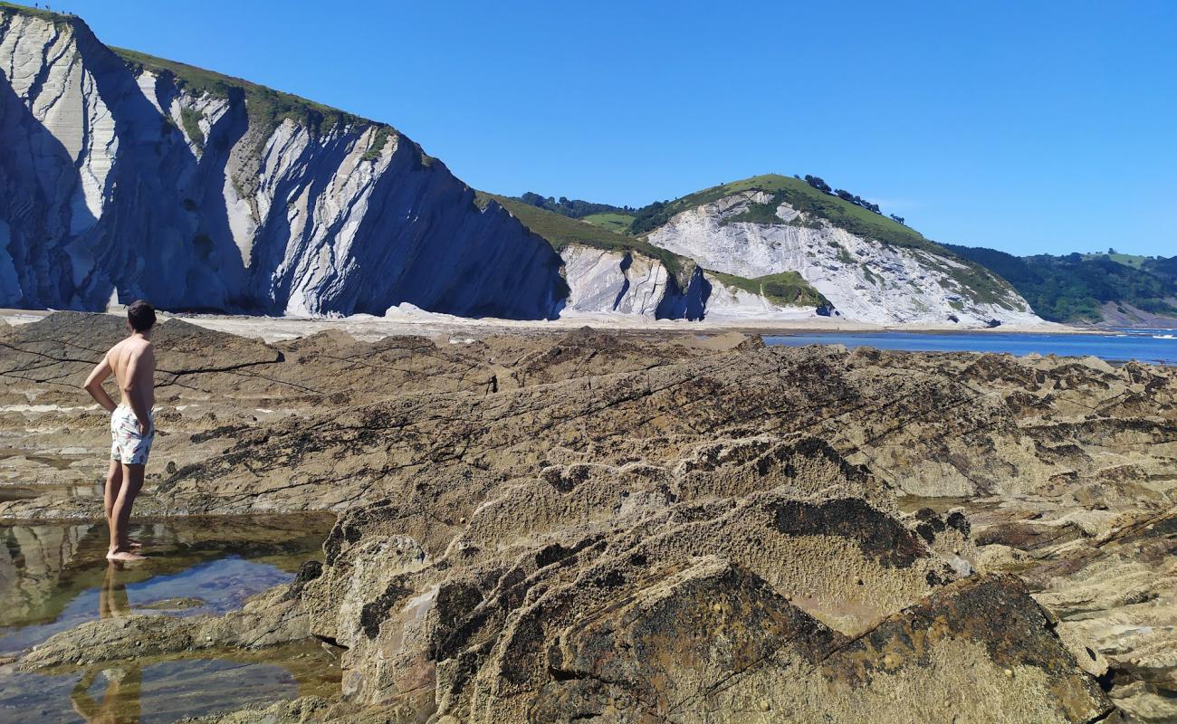 Photo de Playa De Sakoneta avec roches de surface