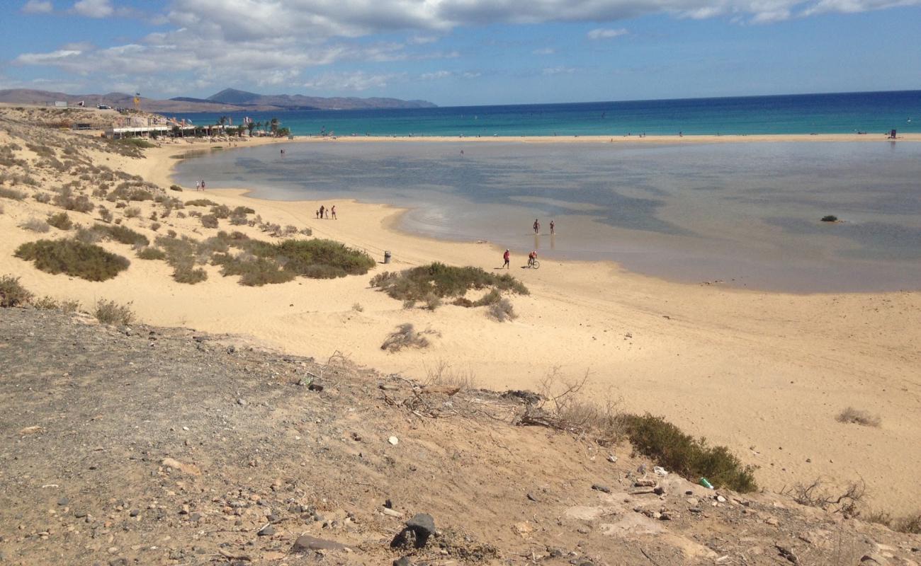 Photo de Playa Sotavento avec sable lumineux de surface