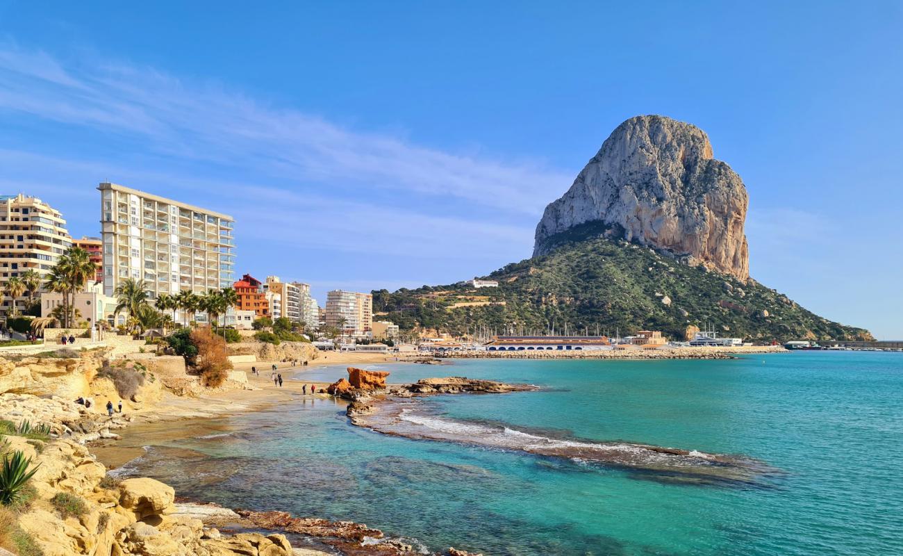 Photo de Playa Calpe avec sable lumineux de surface