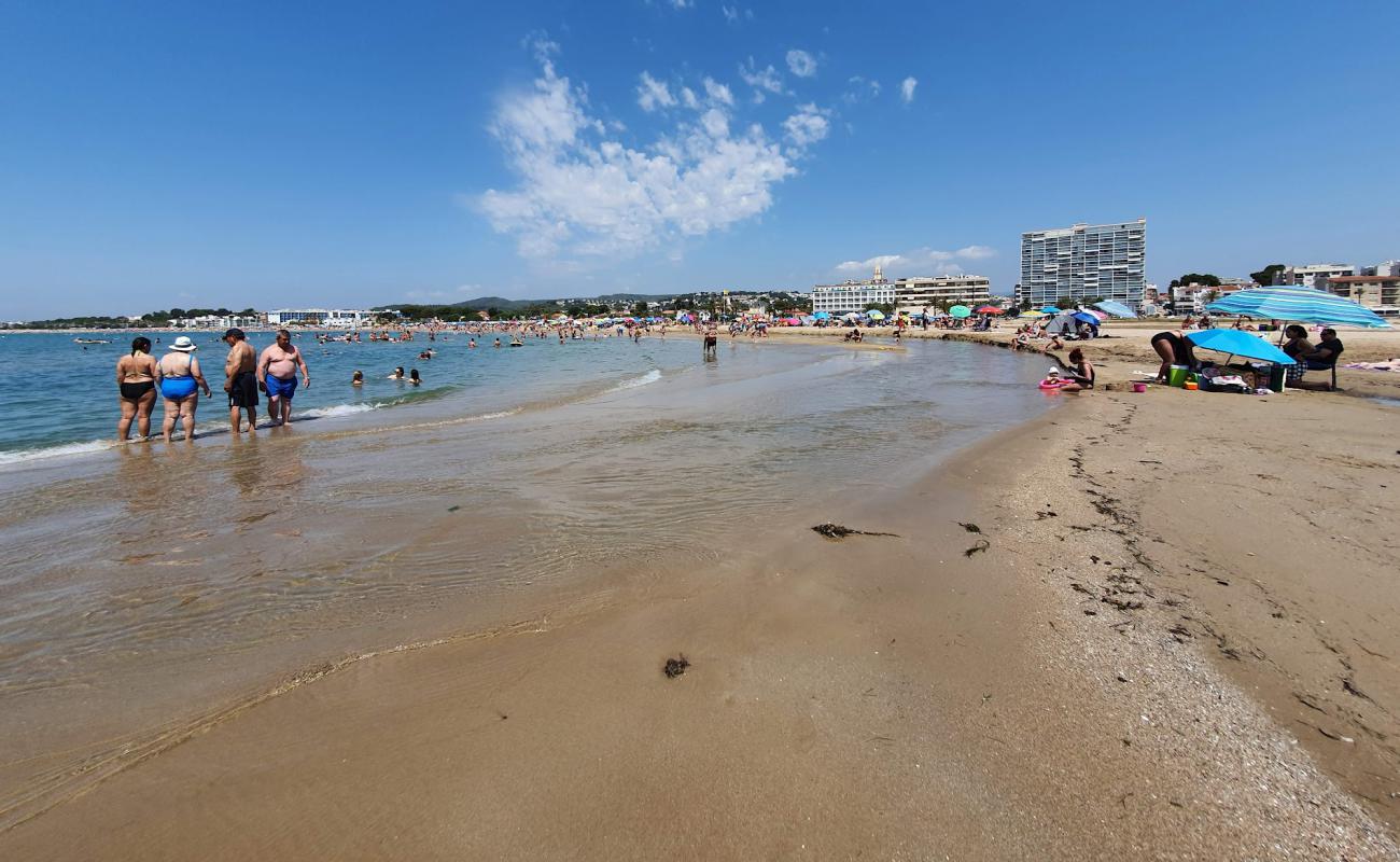 Photo de Plage de Comarruga avec sable beige de surface