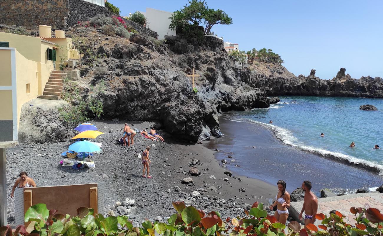 Photo de Plage d'Alcala avec sable blanc avec roches de surface