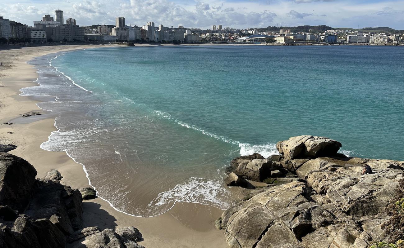 Photo de Plage de Riazor avec sable lumineux de surface