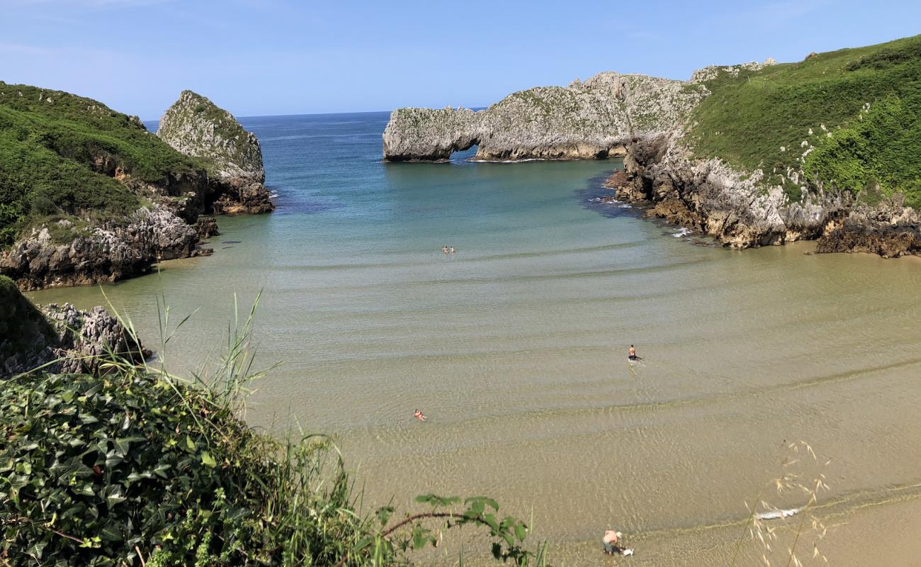 Photo de Plage de Prellezo avec sable fin et lumineux de surface